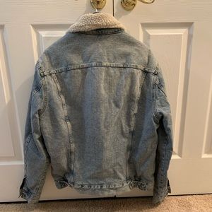 H&M Sherpa trucker jacket style size large. In great condition.
